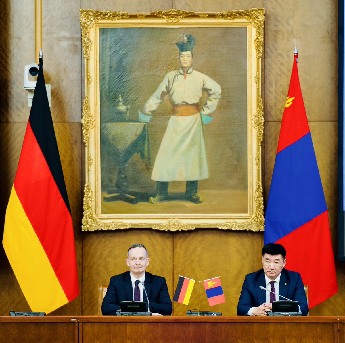 🇲🇳🇩🇪Зам, тээврийн хөгжлийн сайд
 С. Бямбацогт, ХБНГУ-ын холбооны цахим хөгжил, тээврийн сайд Фолькер Виссинг нар Монгол Улсын Зам, тээврийн хөгжлийн яам болон ХБНГУ-ын  Цахим хөгжил, тээврийн яам хоорондын Эрмэлзлэлийн хамтарсан тунхаглал”-д гарын үсэг зурлаа.