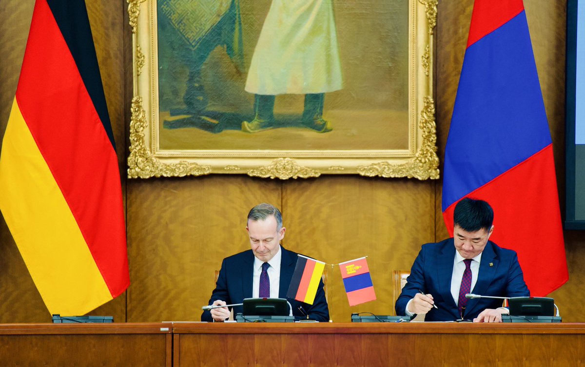 MrtGovMn's tweet photo. 🇲🇳🇩🇪Зам, тээврийн хөгжлийн сайд
 С. Бямбацогт, ХБНГУ-ын холбооны цахим хөгжил, тээврийн сайд Фолькер Виссинг нар Монгол Улсын Зам, тээврийн хөгжлийн яам болон ХБНГУ-ын  Цахим хөгжил, тээврийн яам хоорондын Эрмэлзлэлийн хамтарсан тунхаглал”-д гарын үсэг зурлаа. https://t.co/kJO6NA5DGn