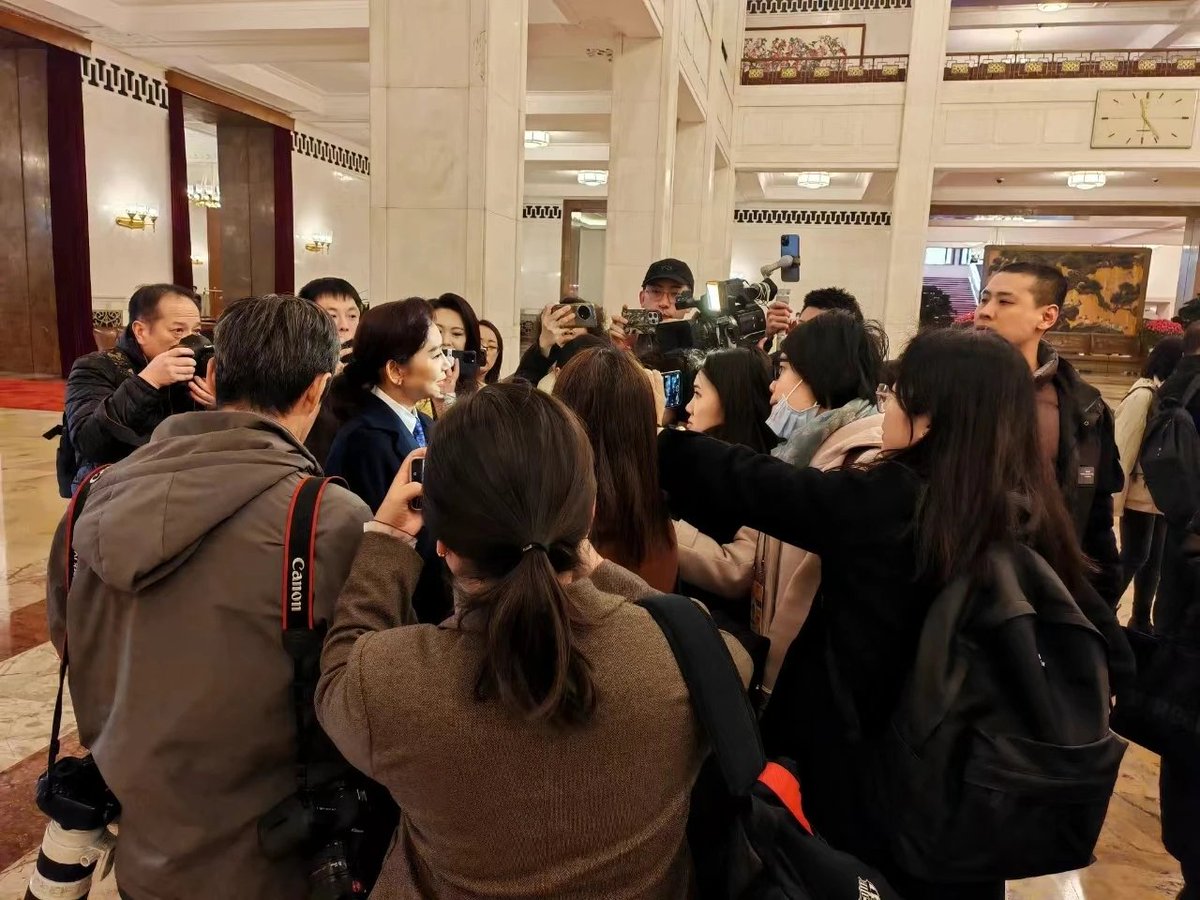 欲知今年工作如何开展？记者拦住部长就不放了。