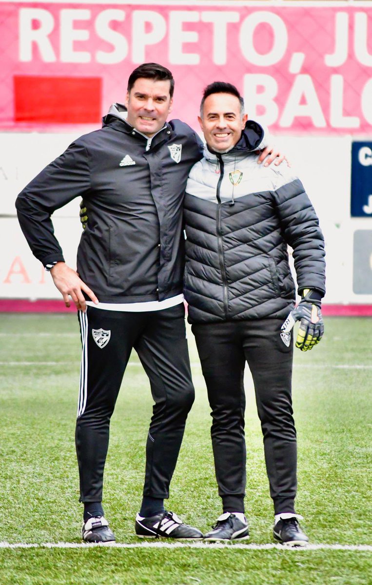 EDPdanidepablos's tweet photo. Compañeros, amigos, rivales, AMIGOS, AMIGOS, AMIGOS!!!
Eskerrik asko por confiar siempre en mi @jonanizkoa   

#forzagerni⚪⚫ #forzagernika🖤🤍 #gernikaclub #arenasdegetxo #2rfef #2rfef2 #danidepablosedp #danidepablosep https://t.co/rp9HJVVdrj