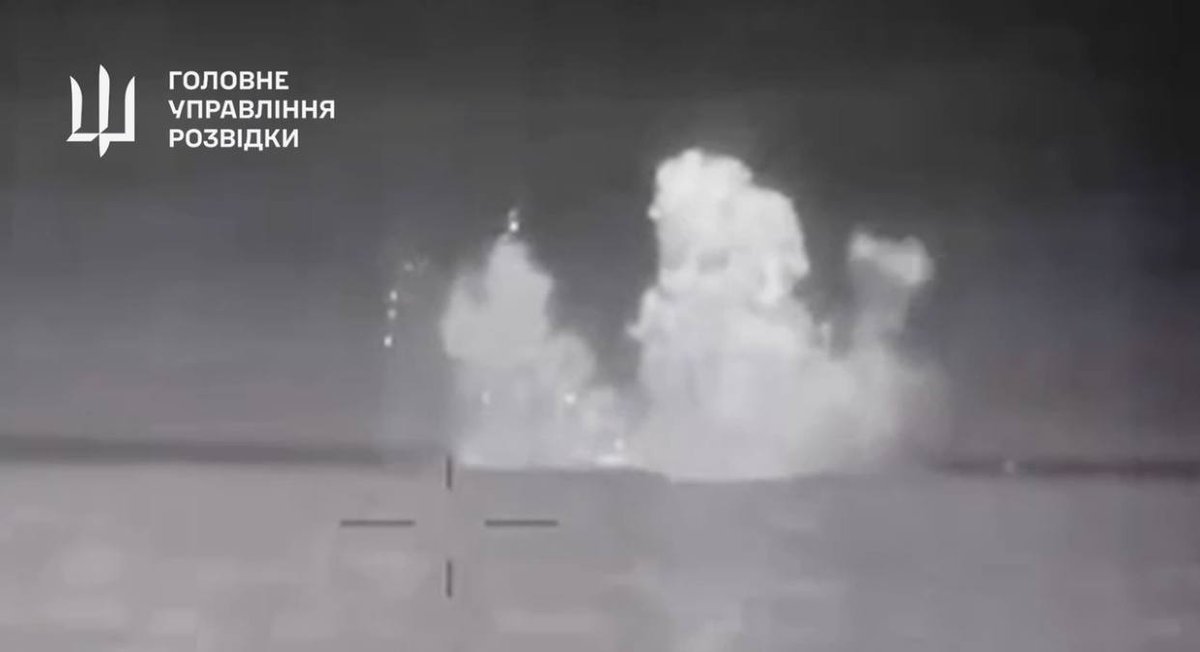 JayinKyiv's tweet photo. More awesome footage from Ukrainian Armed Forces out this morning with the destruction of yet ANOTHER Russian warship.

Now destroying an average of 1 floating Russian garbage pile every 3 weeks, the Black Sea Fleet is living on borrowed time. https://t.co/KBB3WA3uwZ