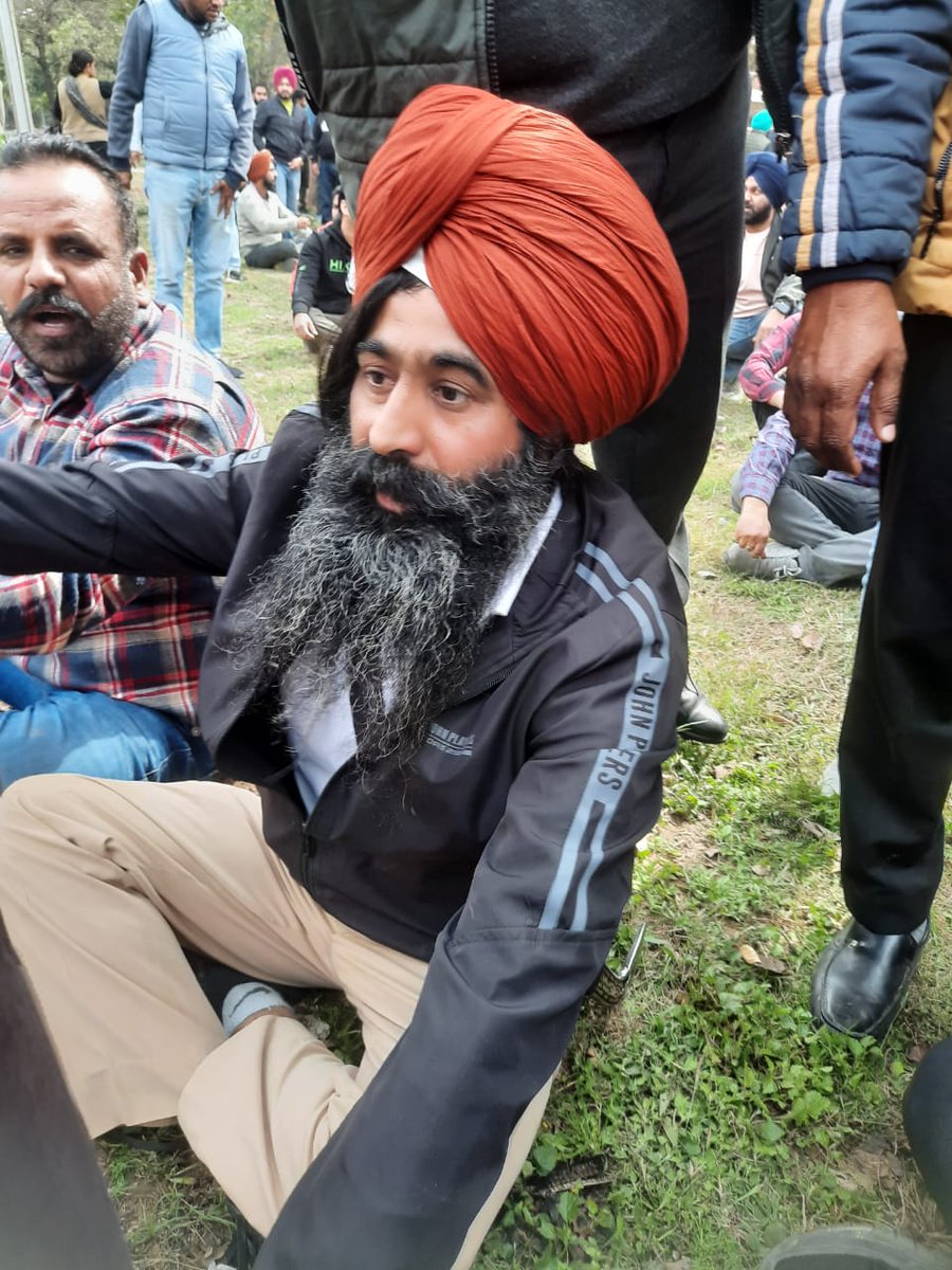cau_punjab's tweet photo. ਅੱਜ ਸੈਂਕੜੇ ਕੰਪਿਊਟਰ ਅਧਿਆਪਕਾਂ ਵੱਲੋਂ ਜ਼ਬਰਦਸਤ ਰੋਸ਼ ਮੁਜਾਹਰੇ ਨਾਲ #ਪੰਜਾਬ_ਵਿਧਾਨ_ਸਭਾ ਦੇ ਘਿਰਾਓ ਦੀ ਕੋਸ਼ਿਸ਼। ਸੈਂਕੜੇ ਸਾਥੀ ਗ੍ਰਿਫਤਾਰ। ਕੰਪਿਊਟਰ ਅਧਿਆਪਕ ਯੂਨੀਅਨ ਵੱਲੋਂ ਹੋਰ ਸਾਥੀਆਂ ਨੂੰ ਚੰਡੀਗੜ੍ਹ ਪਹੁੰਚਣ ਦੀ ਅਪੀਲ।ਵੱਖ- ਵੱਖ ਜਿਲ੍ਹਿਆਂ ਤੋਂ ਵੱਡੀ ਗਿਣਤੀ ਵਿੱਚ ਹਜ਼ਾਰਾਂ ਕੰਪਿਊਟਰ ਅਧਿਆਪਕ ਕਰ ਰਹੇ ਹਨ ਰਾਜਧਾਨੀ ਵੱਲ ਕੂਚ
#JusticeForComputerFacultyOfPunjab
#ComputerTeacher