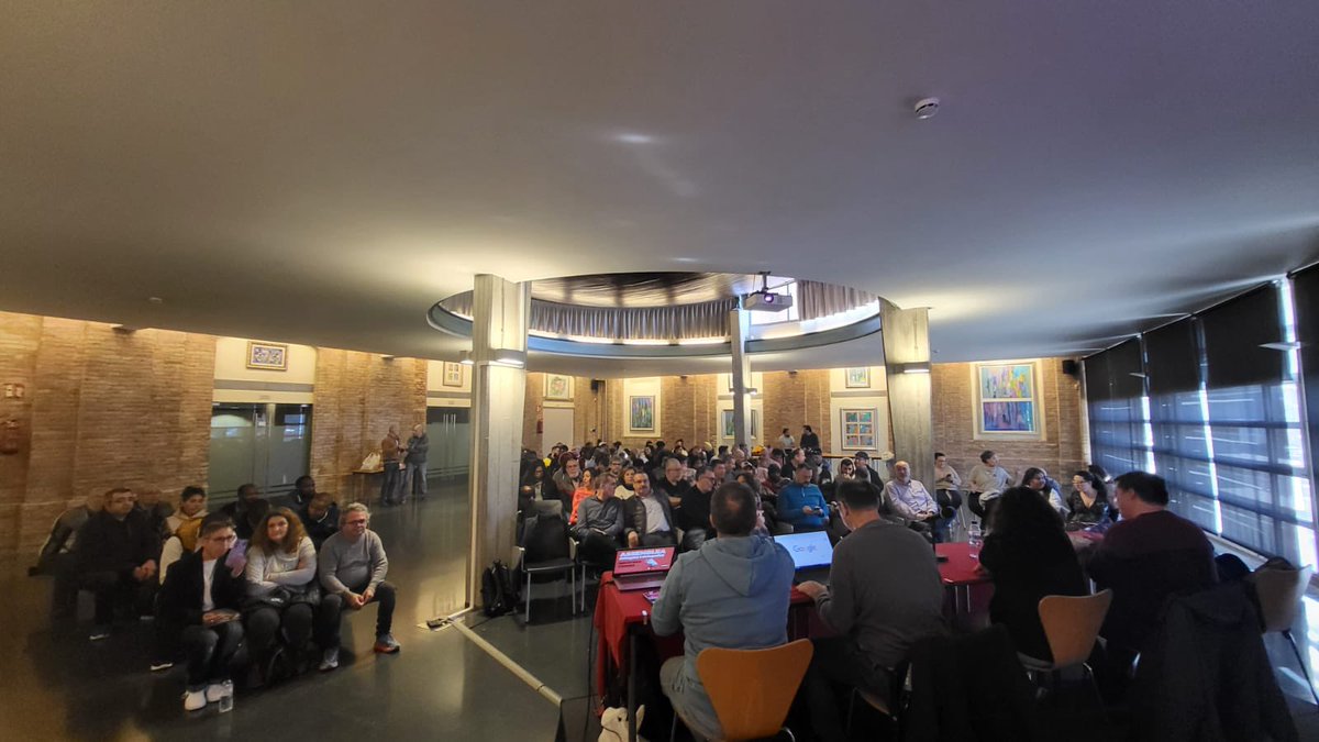 Comencem l’assemblea amb la sala plena de gom a gom.

#ConveniDigne