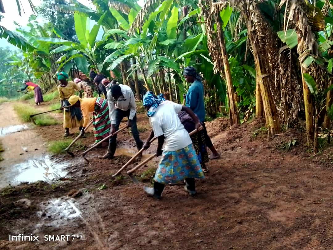 #IgitondoCyIsuku: Mu Ntara y'Amajyepfo twaramukiye mu gitondo cyahariwe isuku buri wa kabiri. hakozwe isuku mu ngo, kuri centres z'ubucuruzi,ku nkengero z'imihanda na handi... Duterwa ishema no kugenda ahasukuye