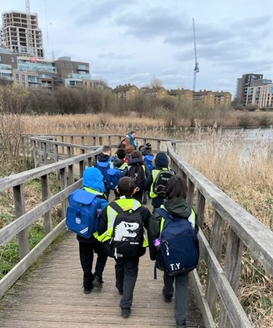 stmartinn11's tweet photo. Year 3 visited Woodberry Wetlands as part of their science module on rocks and soils.  They collected &amp; analysed samples from different places, noted the differences and recorded their findings. https://t.co/ltW5yI5SZ5