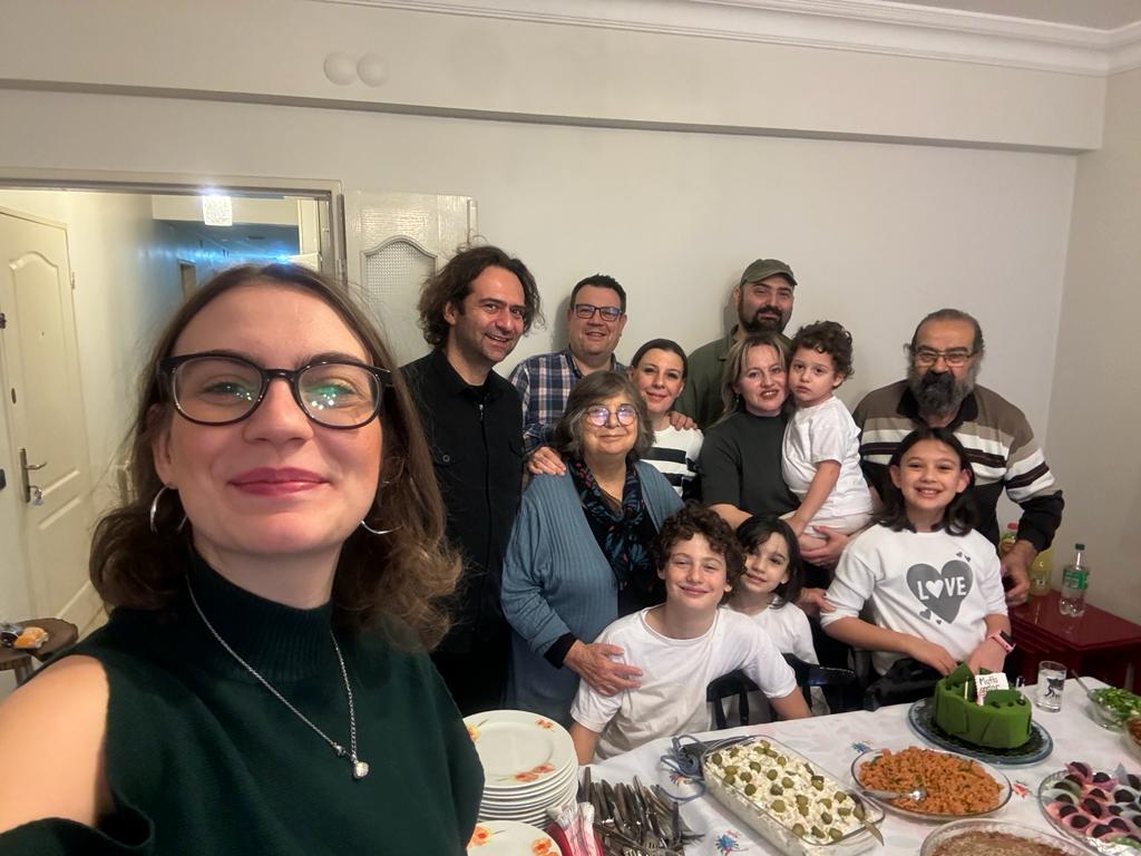 seliiingollu's tweet photo. 20- En önemlisi de:
Ailen yanında olduğu sürece dünyada çözülmeyecek hiçbir dert yoktur. ❤️ https://t.co/ExABAfOeMM