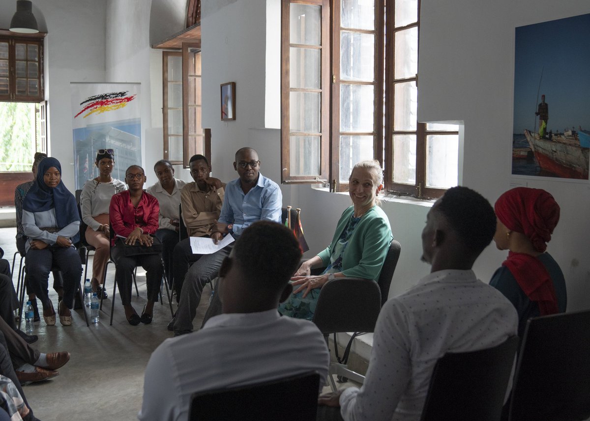 Deputy Minister of @GermanyDiplo, @KatjaKeul, had a valuable #discussion with #students from @UdsmOfficial on 'Youth Perspectives on 🇩🇪 Colonial Heritage and #History in 🇹🇿 ' which took place at the Old Boma in Dar es Salaam. #DARCH