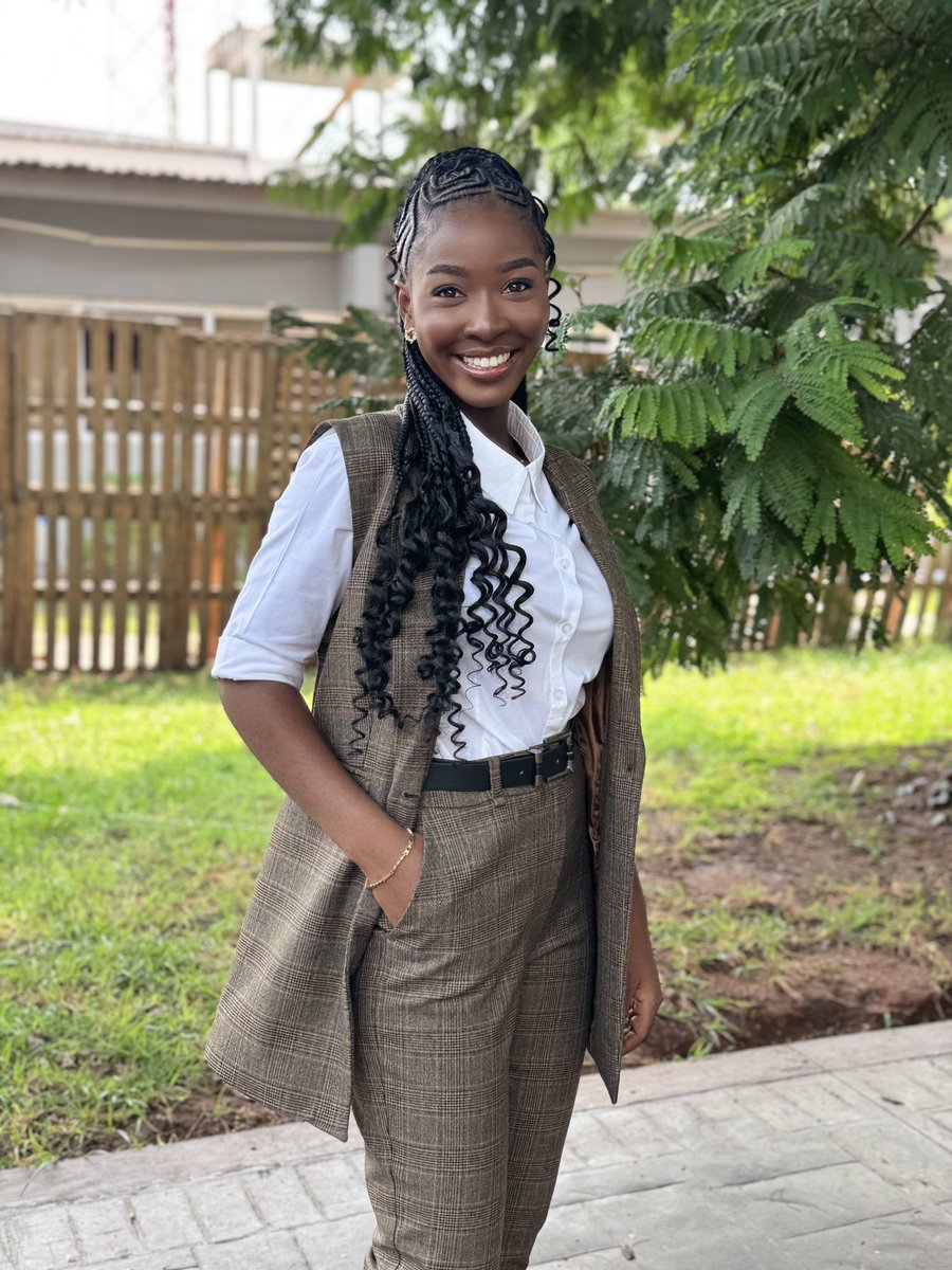 I like to dress up and take nice photos🙈
What do you think? Up close or long shot? Which is better? 🤭