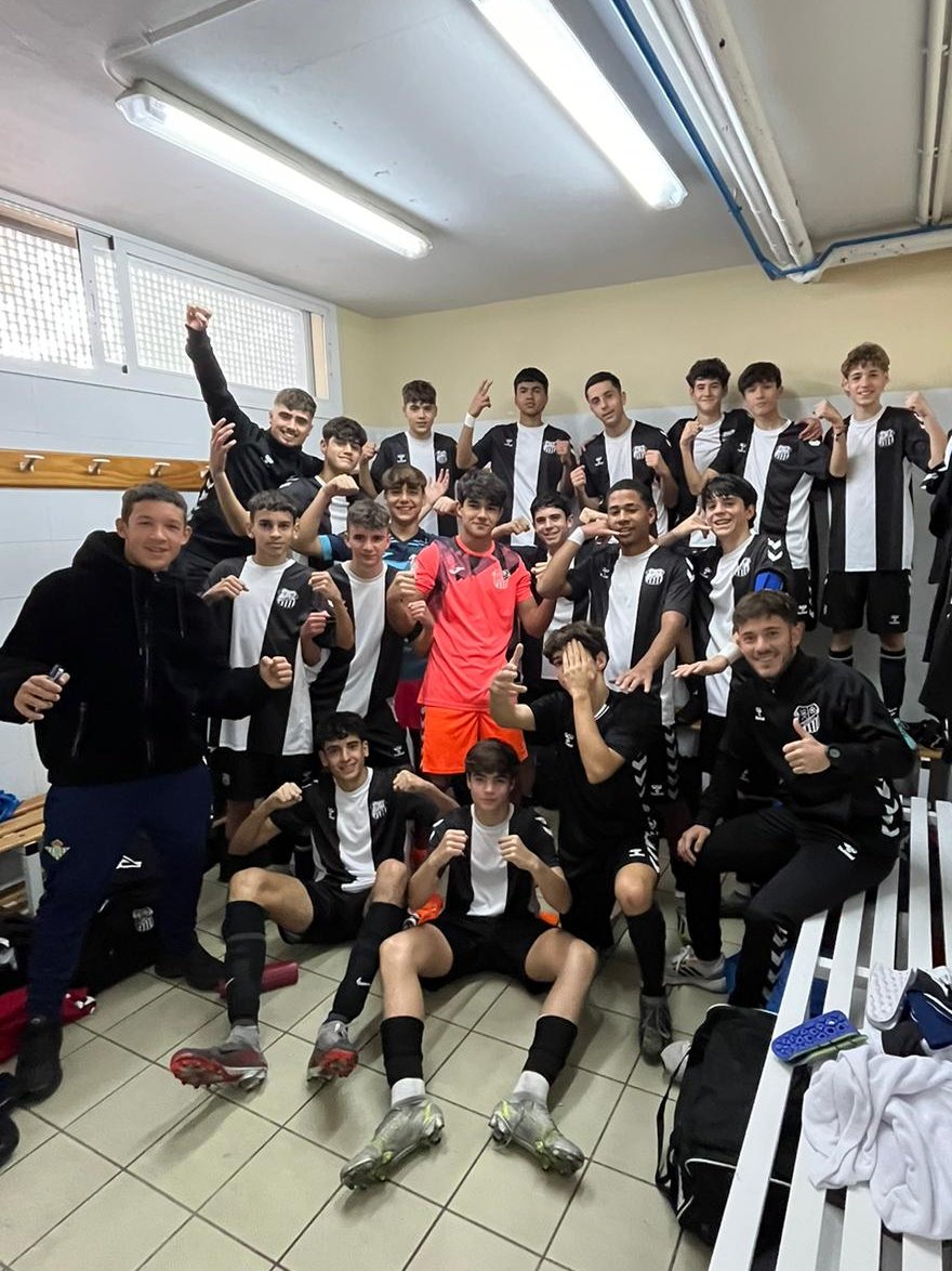 Calavera CF (@calaveracfutbol) on Twitter photo #CalaveraCFCadeteB
✅ Remontada importante de nuestro segundo equipo cadete para seguir en la pelea por el ascenso. Los chicos de <a href="/Estebanporterov/">Esteban Portero Villalba</a> vencieron por 1-2 al <a href="/AndaluciaEste98/">Andalucia Este C.F</a>.
⚽️ Kevin y Menacho dieron la vuelta al tanto inicial del conjunto verde. #CalaveraCFCadeteB
✅ Remontada importante de nuestro segundo equipo cadete para seguir en la pelea por el ascenso. Los chicos de <a href="/Estebanporterov/">Esteban Portero Villalba</a> vencieron por 1-2 al <a href="/AndaluciaEste98/">Andalucia Este C.F</a>.
⚽️ Kevin y Menacho dieron la vuelta al tanto inicial del conjunto verde.