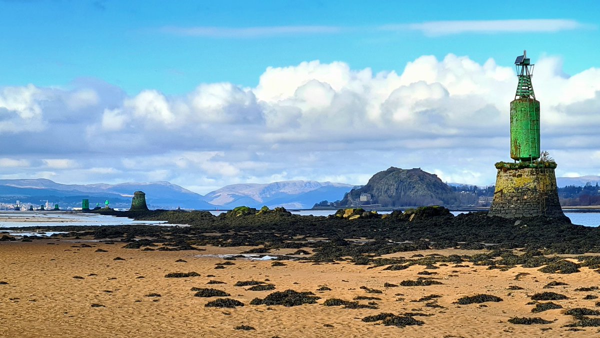 The remains of the Lang Dyke in upper reaches of the Firth of Clyde to the west of Glasgow. In the mid-1700s, Glasgow faced a problem: The Clyde was too shallow for most ocean-going ships to be able to sail into the heart of the city. 

Cont./

#glasgow #glasgowhistory #theclyde