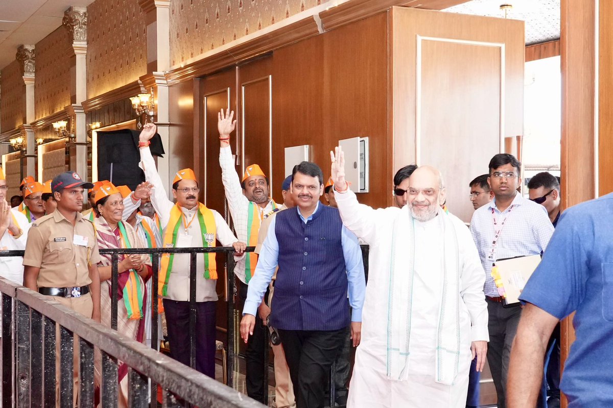 Dev_Fadnavis's tweet photo. 🕐 1pm | 5-3-2024📍 Akola | दु. १वा. | ५-३-२०२४ 📍 अकोला.

🪷Lok Sabha Election Management Committee and Core Committee Meeting chaired by Hon. Union Minister Amitbhai Shah.
🪷केंद्रीय मंत्री मा. अमितभाई शाह इनकी अध्यक्षता में लोकसभा चुनाव प्रबंधन समिति एवंम कोर कमिटी बैठक
🪷 Buldhana | बुलढाणा
🪷 Akola | अकोला
🪷 Amravati | अमरावती
🪷 Wardha | वर्धा
🪷 Chandrapur | चंद्रपुर
🪷 Yavatmal-Washim | यवतमाळ-वाशिम

@BJP4Maharashtra @AmitShah @cbawankule @RVikhePatil
#Maharashtra #Akola #BJP #AbkiBaar400Paar #ModiAgainIn2024 #ModiKaParivar