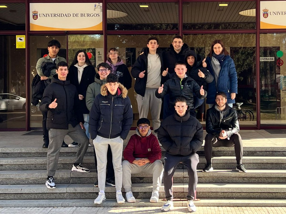 2º GM de Instalaciones de Telecomunicaciones han estado de visita en la Universidad de Burgos, donde les han enseñado la sala de Ítaca donde se desarrollan videojuegos, y UBU3D donde han podido probar la realidad virtual.
Gracias a David Checa por acompañarnos y enseñárselo.