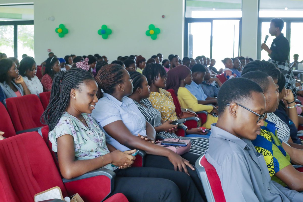 We had an incredible day at our 1st NREG Educational Outreach on Natural Resources and Environmental Governance (NREG) with students at @uesdgh @UnivofGh and @UniMAC-IJ last Friday with enlightening presentations and engagements from our esteemed speakers
#YouthImpact #YouthNREG