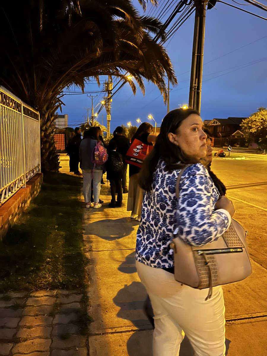 Vuelta a clases y el mismo show de siempre. Línea 61 Barrio universitario BRILLA POR SU AUSENCIA (son flojos)
7.15 AM y ningún colectivo, 16 personas en la fila,.. Qué asco de servicio <a href="/TTICoquimbo/">TransporteInforma Región de Coquimbo</a> <a href="/MTTCoquimbo/">SeremiTT Región de Coquimbo</a> <a href="/LaSerena_Chile/">La Serena Chile</a> <a href="/LaSerenaOnline/">LaSerenaOnline</a> <a href="/MiRadiols/">Mi Radio</a> #LaSerena