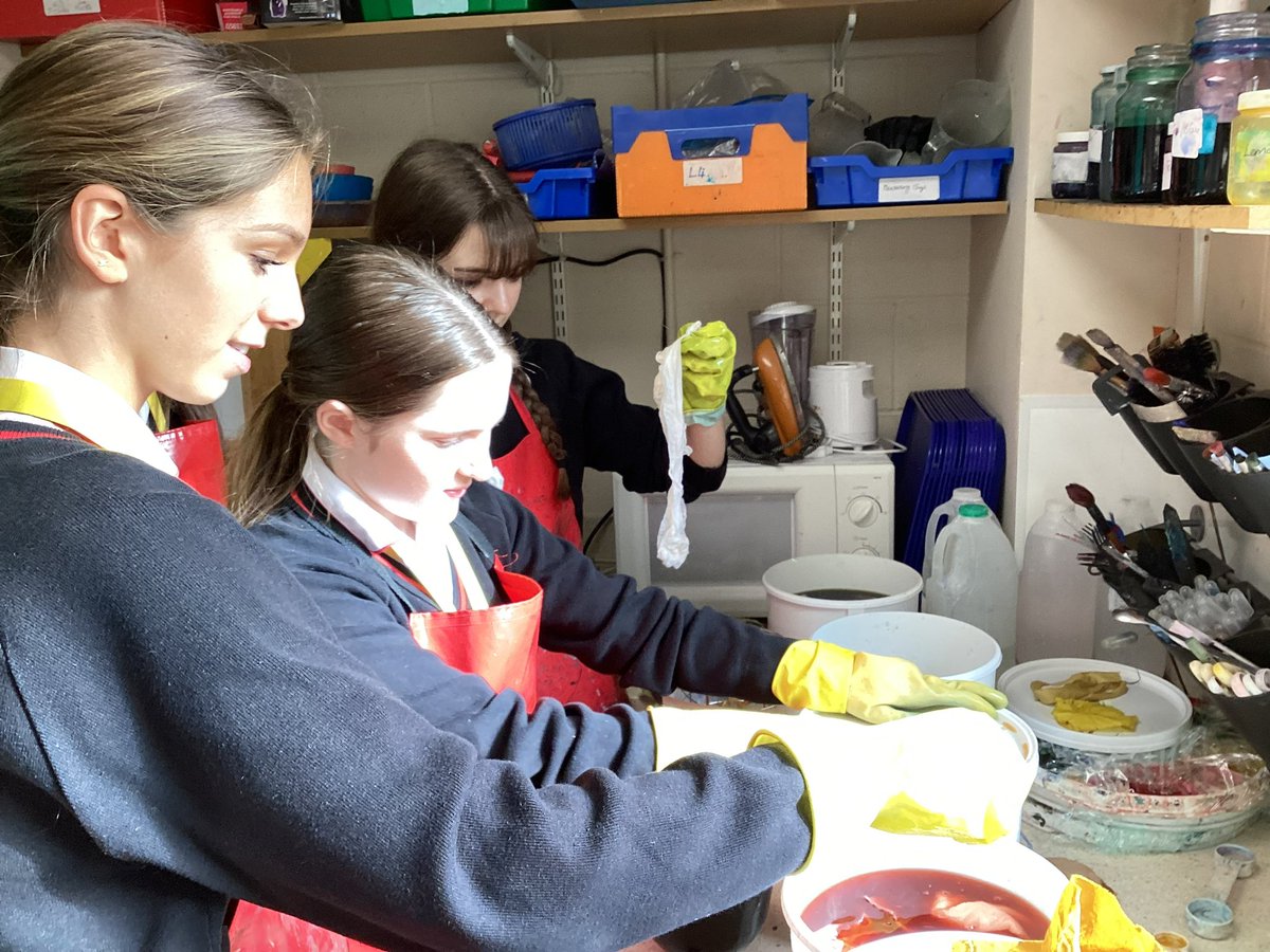PipersArts's tweet image. Year 11 had a fantastic natural dying and eco printing workshop yesterday with Miss Ramsay. #PipersSenior #PipersYear11