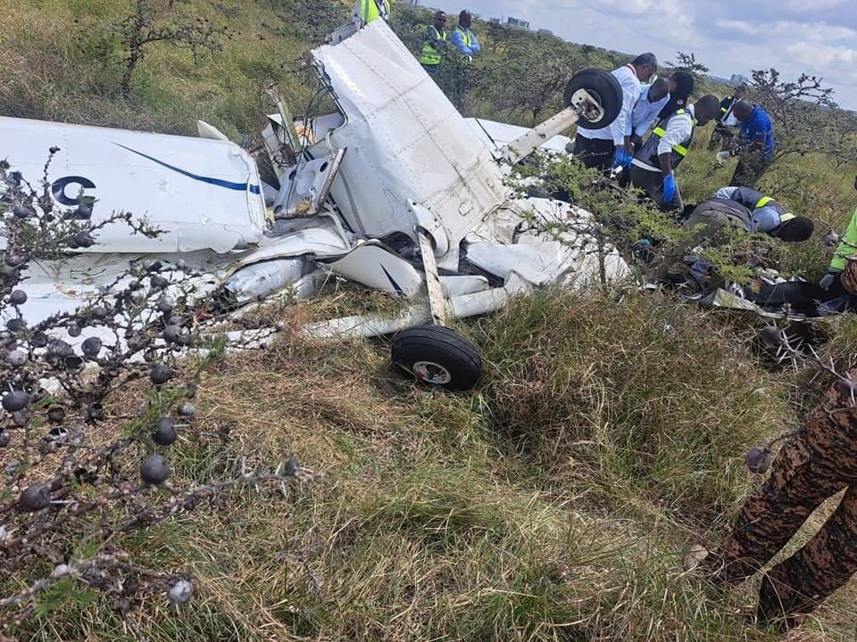 Diani bound Safarilink Dash8 aircraft collided mid-air with a Cessna 172 Skyhawk, Reg 5Y-NNJ, run by Ninety Nines Flying School. The Dash 8 managed to land at Wilson Airport but Cessna 172 crashed in Nairobi National Park just a while ago. Two people confirmed d£ad.