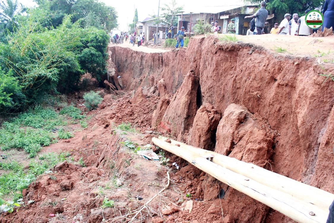 ShikirizaB's tweet photo. Le commissaire général de l'@ObuhaOffice a fait hier une descente dans les différents endroits de la @MairieBuja pour s'acquérir de la situation des ravins qui menacent certaines localités.
Il était accompagné par les administratifs à la base et les journalistes du RNCI-RRC.
1/3 https://t.co/9lmv8EJvOG
