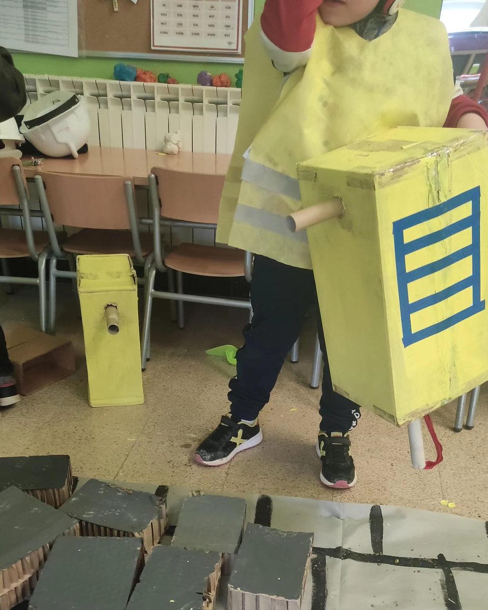 escolageneralp1's tweet photo. A l'espai de joc simbòlic de la comunitat de petits hem estrenat l'espai d'obra🧱 i construcció!🚧 L'alumnat hi pot trobar diferents propostes ambientades en la construcció amb diferents materials. #ADNprim #espais #transformacioeducativa #totsfemescola #pública #XEPR https://t.co/hyXCQqgs5m