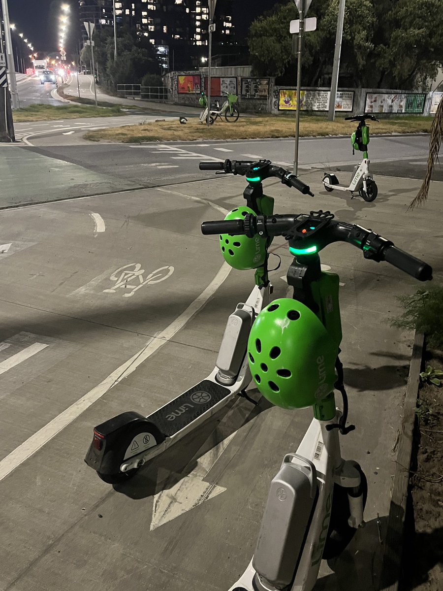 NormanHermant's tweet photo. The #LimeLine divides our city.
Over the Hopetoun Bridge lies #Footscray. A no-go zone for @limebike scooters 🛴 & bikes.
They have to be parked on the @cityofmelbourne side of the #Maribyrnong.
@MaribyrnongCC - ERASE THE LIME LINE! https://t.co/V0kXcwWbiI