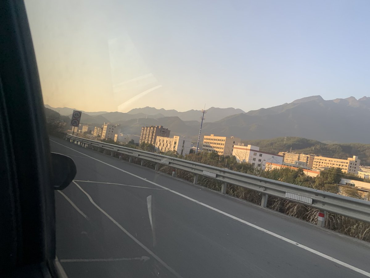 murongyan5's tweet photo. 今天得到了一客户说相信我介绍的东西。这是对我这段时间人生低谷时期最好的鼓励。
老脸笨嘴，可以得到见多识广的客户的信任，是相由心生的作用。
实诚品质是会被恶人坑，但得到信任的帮助会更多。依然相信这世界好人多。 https://t.co/cZklmSQchJ