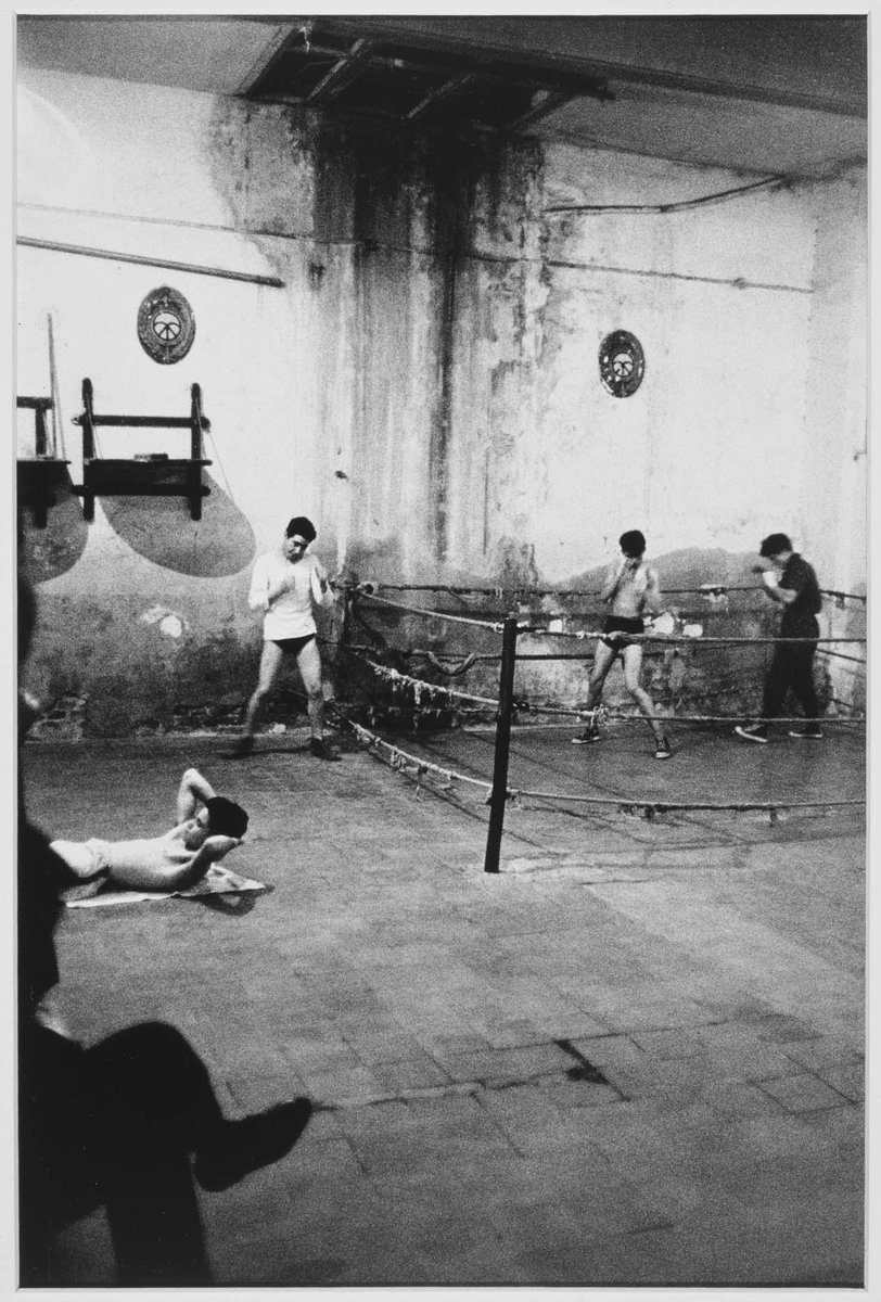Ramón Masats colaboró con Ignacio Aldecoa en ‘Neutral Corner’, una magnífica mezcla de literatura y fotografía acerca del mundo del boxeo amateur en los años 60 D.E.P.