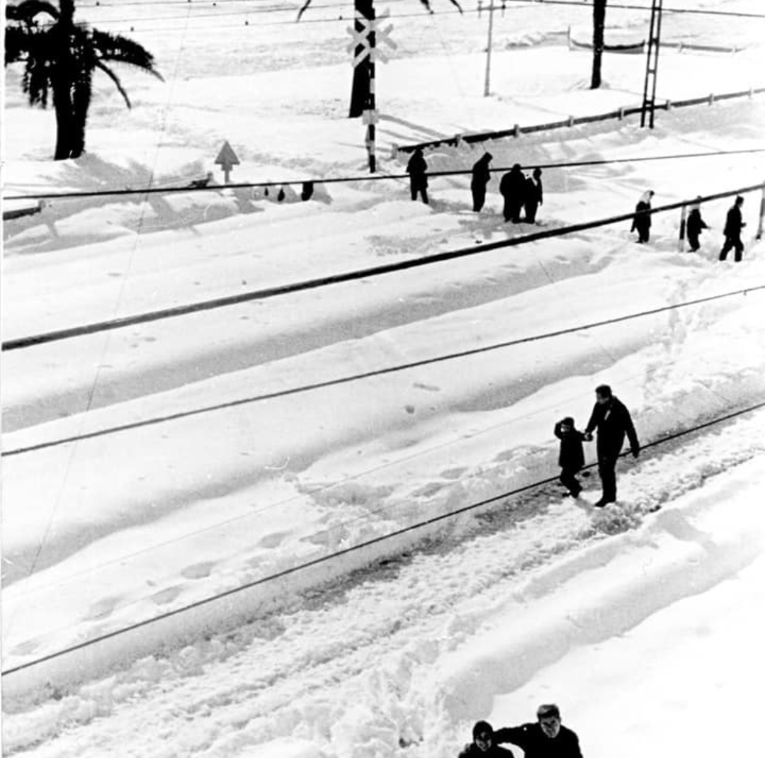 La nevada de 1962 a Premià de Mar cobrint les vies del tren.
#història #premiàdemar #premiademar #igerspremià #Maresme