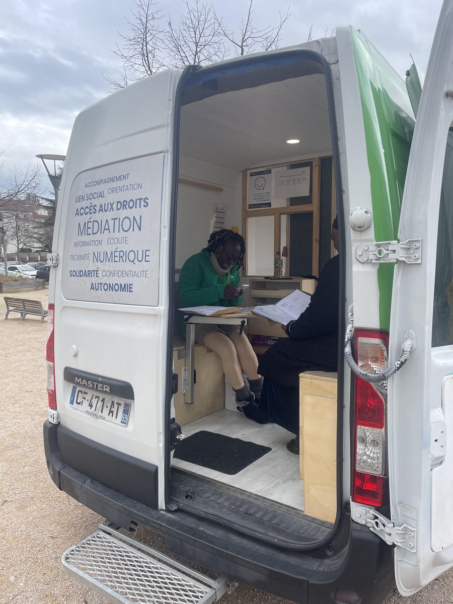 pimmsmediation's tweet photo. 🔴 #EnDirect de Saint-Genis-Laval pour filmer le #PimmsMobile pour des vidéos à venir ! 
@PimmsLyon https://t.co/yqqa9wDHfj