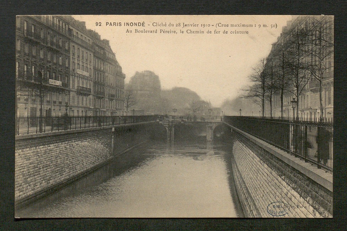 En 1910, dans son guide des Promenades de Paris, le marquis de Rochegude évoquait l'idée de 'jardins suspendus' au-dessus des voies ferrées du boulevard Pereire. Ce qui fut fait 80 ans plus tard inspire aujourd'hui @JSBatignolles pour recouvrir les voies de la gare Saint-Lazare.