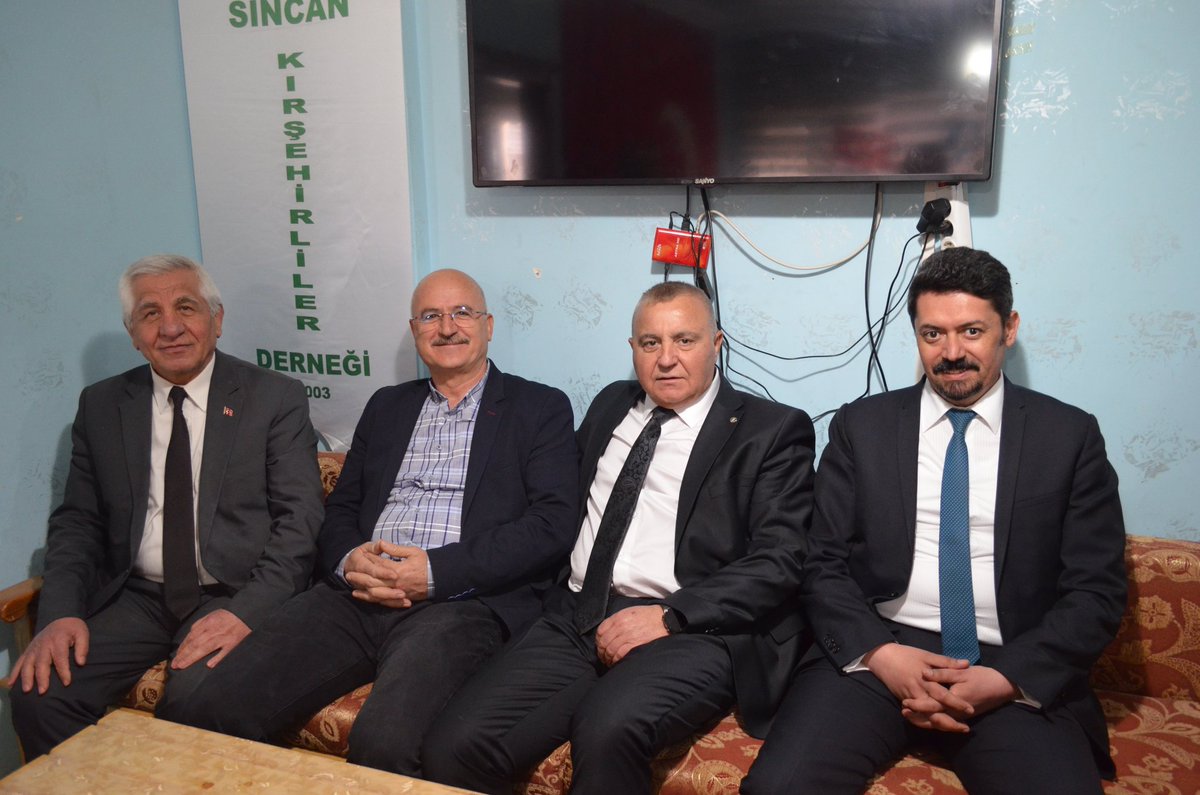 Sincan Kırşehirliler Derneğine ziyarette bulunduk. Hoş sohbet ve karşılıklı istişarelerle geçen ziyaretimizde Dernek Başkanı ve yönetimine çok teşekkür ederiz.

#azlafçokiş
#veyselalkankazanacaksincankazanacak
#mansuryavaş
