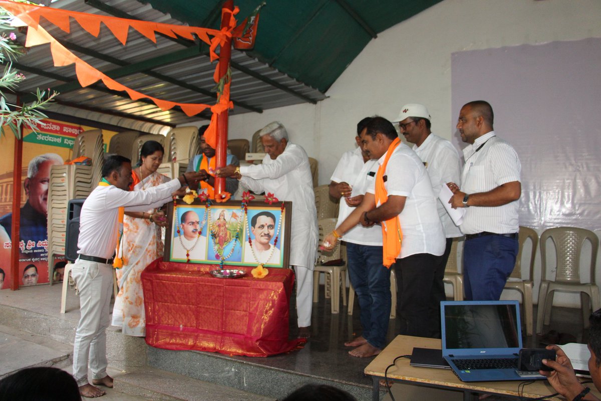 siddusavadi_bjp's tweet photo. ಭಾರತೀಯ ಜನತಾ ಪಕ್ಷದ ತೇರದಾಳ ಮತಕ್ಷೇತ್ರದ ಬನಹಟ್ಟಿಯಲ್ಲಿ ನಿನ್ನೆ ಸಂಜೆ ಕೇಂದ್ರ ಸರ್ಕಾರ ಯೋಜನೆಗಳ ಫಲಾನುಭವಿಗಳ ಸಂಪರ್ಕ ಅಭಿಯಾನದ ಪೂರ್ವಭಾವಿ ಸಭೆಯಲ್ಲಿ ಮಾತನಾಡಿದೆ , ಕಾರ್ಯಕ್ರಮದಲ್ಲಿ ಪಕ್ಷದ ಕಾರ್ಯಕರ್ತರು , ಪದಾಧಿಕಾರಿಗಳು ಉಪಸ್ಥಿತರಿದ್ದರು!!
#ಬಿಜೆಪಿಯೇಭರವಸೆ #NarendraModi #Karnataka #Terdal #SidduSavadi https://t.co/0RYYJL1nZu