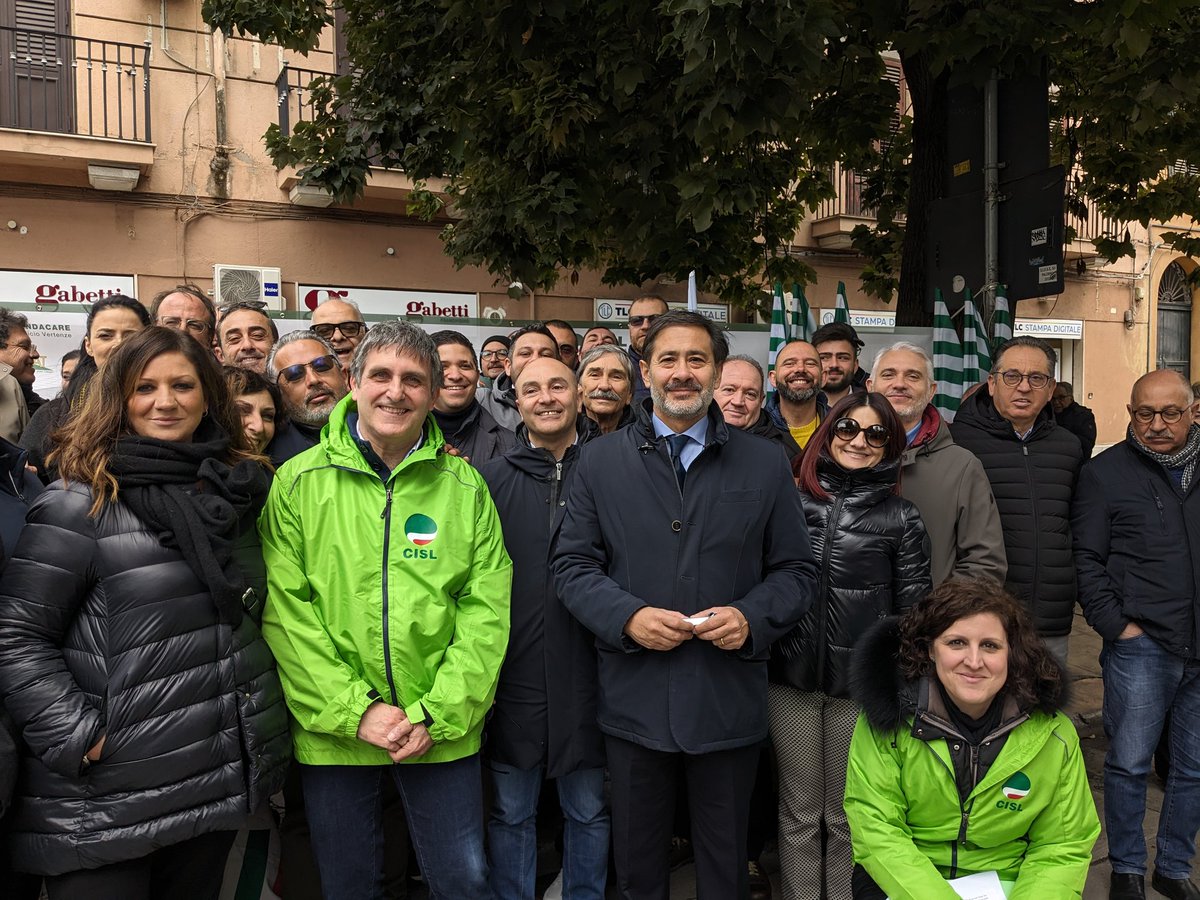 CislSicilia's tweet photo. La Cisl mobilitata in tutta la #Sicilia contro le #mortibianche. #Fermiamolasciadisangue https://t.co/F7dVqnD4FO