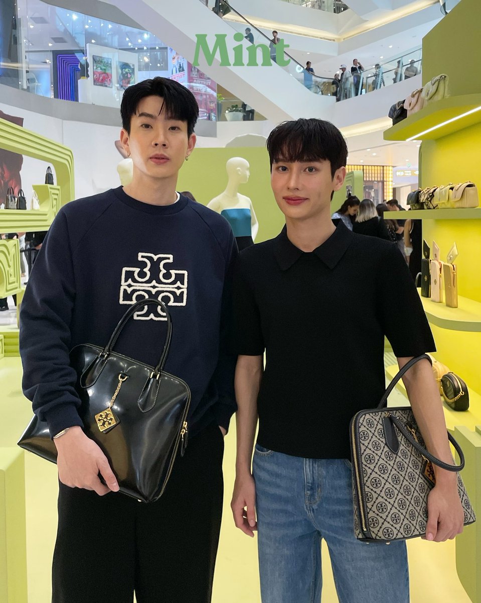 mintmag_th's tweet photo. ออกงานคู่! #ออฟกัน ในงานเปิดตัวป๊อปอัพสโตร์แห่งใหม่ของ Tory Burch ใจกลาง ICONSIAM ประดับตกแต่งลวดลาย T Monogram ในเฉดสี Olive Sprig สีสุดพิเศษประจำซีซัน มาเยี่ยมชมกันได้ตั้งแต่วันนี้ - 24 มีนาคม 2567 ณ ธารา ฮอลล์ ชั้น M ศูนย์การค้า ICONSIAM 💚

#ToryBurchICONSIAM 
#ToryBurchThailand
#OffGun 
#MintMagTH