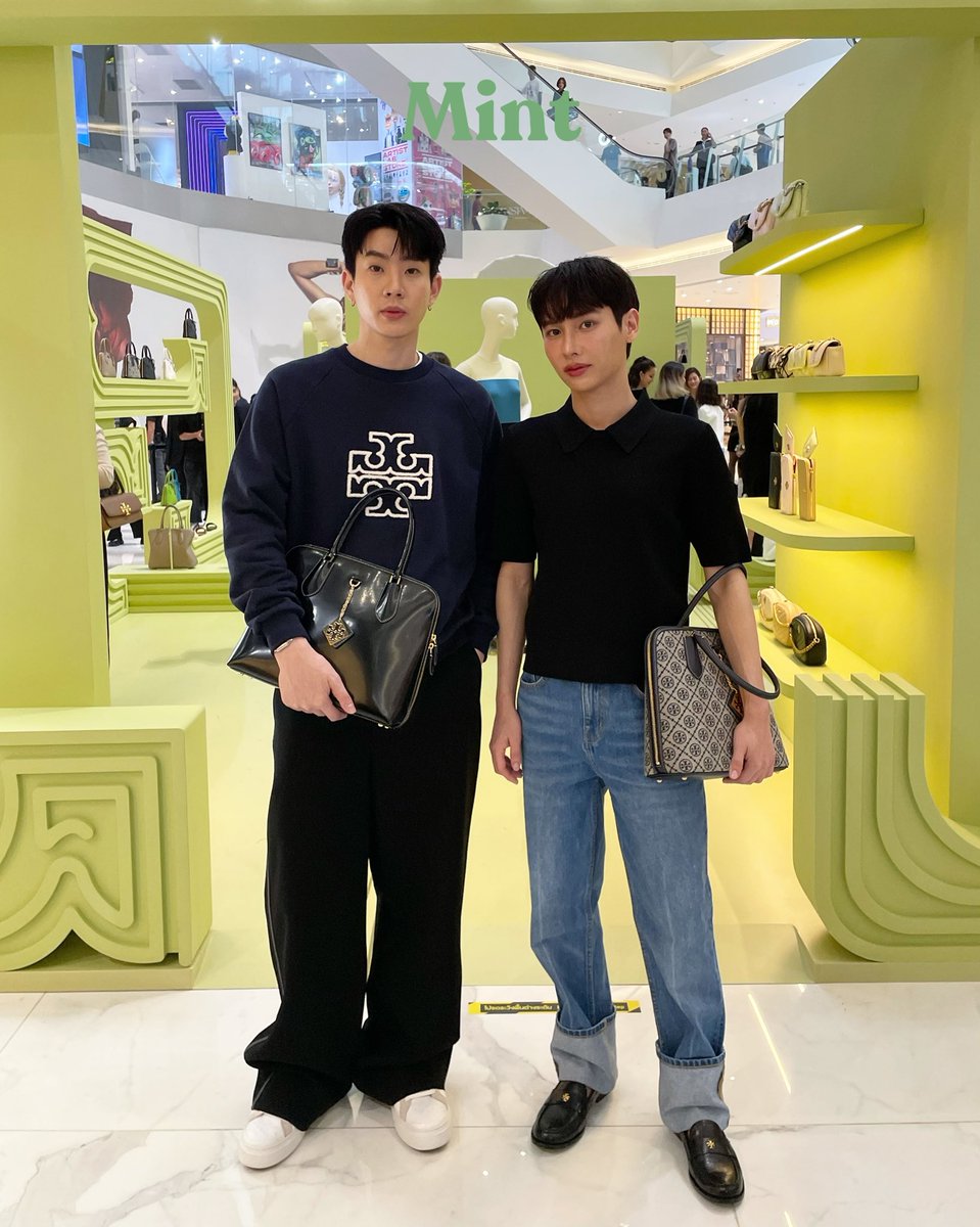mintmag_th's tweet photo. ออกงานคู่! #ออฟกัน ในงานเปิดตัวป๊อปอัพสโตร์แห่งใหม่ของ Tory Burch ใจกลาง ICONSIAM ประดับตกแต่งลวดลาย T Monogram ในเฉดสี Olive Sprig สีสุดพิเศษประจำซีซัน มาเยี่ยมชมกันได้ตั้งแต่วันนี้ - 24 มีนาคม 2567 ณ ธารา ฮอลล์ ชั้น M ศูนย์การค้า ICONSIAM 💚

#ToryBurchICONSIAM 
#ToryBurchThailand
#OffGun 
#MintMagTH