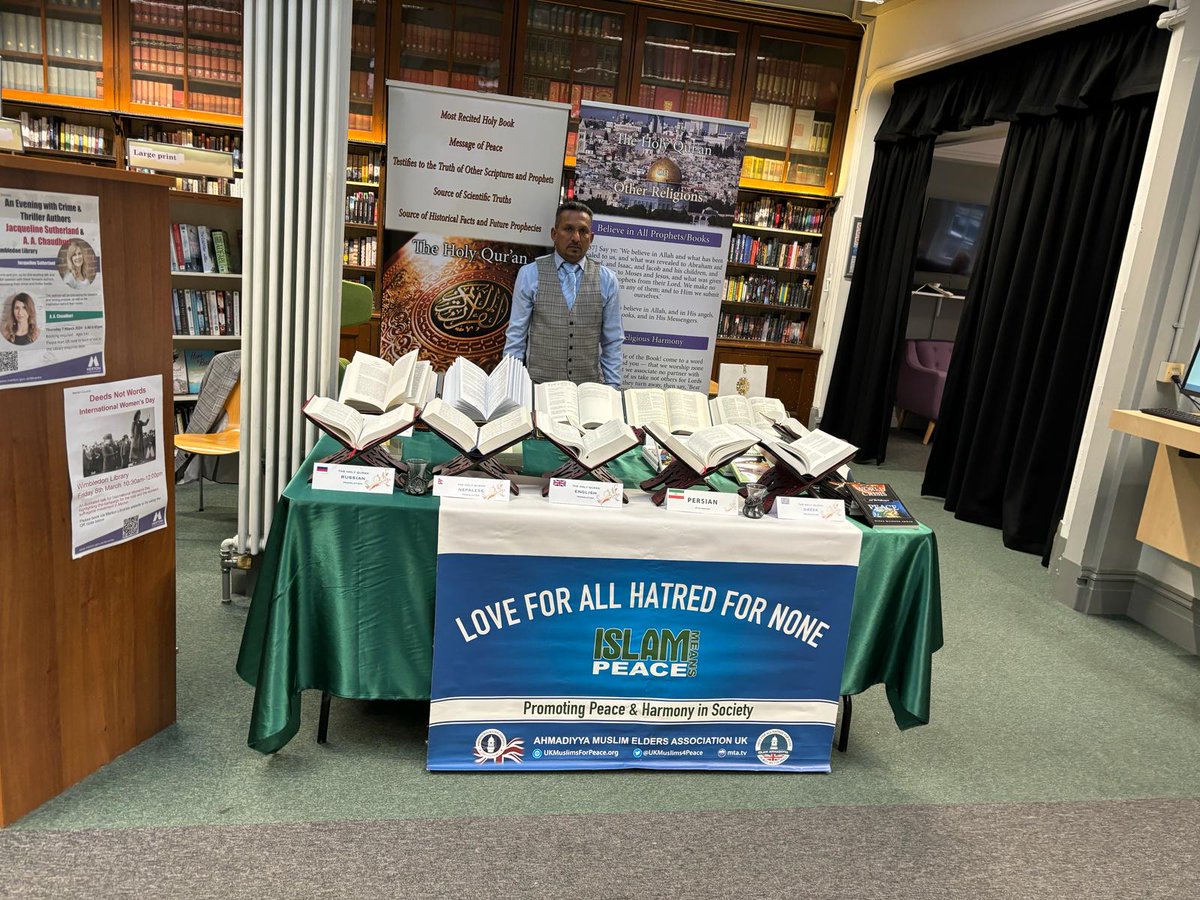 Volunteers from @AMEA_UK London holding Holy Quran Exhibition @MertonLibraries Come and visit us at Wimbledon Library today