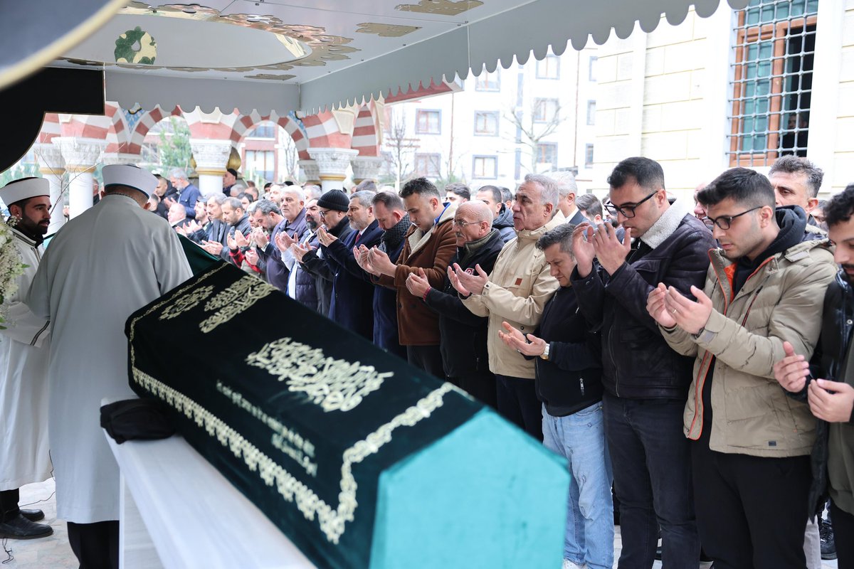 avadursun's tweet photo. İYİ Parti Belediye Meclis Üyesi Adayı merhum Mehmet Akçay ve merhum Fikri Avcı’yı öğle namazına müteakiben son yolculuğuna uğurladık.

Merhumlara Allah’tan rahmet diliyorum.
Mekânları cennet olsun inşallah. https://t.co/IUnhy3G4Gz
