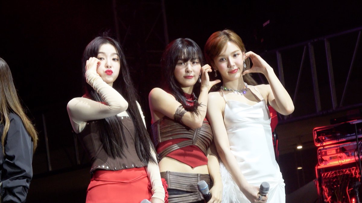 [RV Days] 사람은 하난데❓ 그림자는 둘이야 👥 I Dance Practice &amp; NYE at the 5th

youtu.be/qW55hbkGC0c

#RedVelvet #레드벨벳 
#IRENE #아이린
#SEULGI #슬기
#WENDY #웬디
#RVDAYS #NYE_at_the_5th