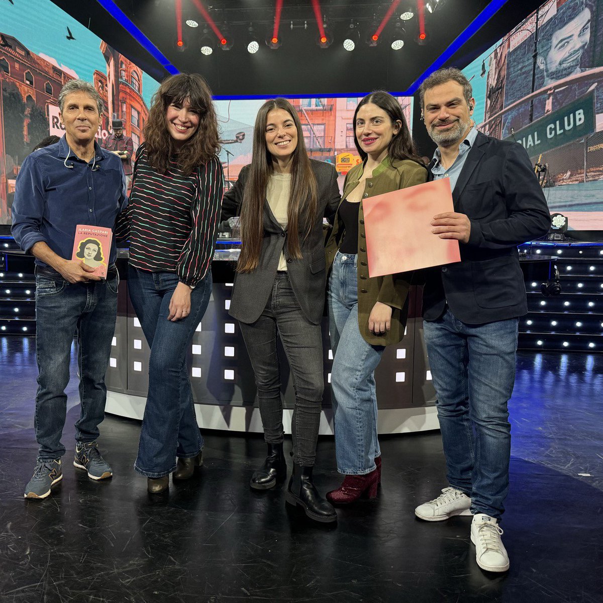 Rai Radio2 (@rairadio2) on Twitter photo 🙌 Grazie a <a href="/MartaDelGrandi/">Marta Del Grandi</a>, <a href="/JoIlaria/">IlaGaspari</a> e <a href="/giuliainnocenzi/">Giulia Innocenzi</a> per essere state con noi a #Radio2SocialClub 📻
Rivedi la puntata domani alle 8.45 su <a href="/RaiDue/">Rai2</a> 🖥
raiplay.it/programmi/radi… 🙌 Grazie a <a href="/MartaDelGrandi/">Marta Del Grandi</a>, <a href="/JoIlaria/">IlaGaspari</a> e <a href="/giuliainnocenzi/">Giulia Innocenzi</a> per essere state con noi a #Radio2SocialClub 📻
Rivedi la puntata domani alle 8.45 su <a href="/RaiDue/">Rai2</a> 🖥
raiplay.it/programmi/radi…