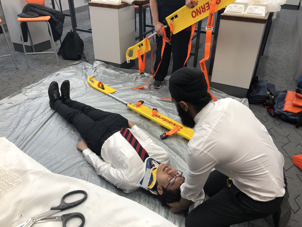 OX14_LP's tweet photo. Sutures, ward rounds and emergency scenarios are all part of the medic day today. It’s great to see 24 students collaborating with medical professionals and each other on a range of hands on activities. @RadleyLinks #challengeinspiresupport https://t.co/pp8iobbeva