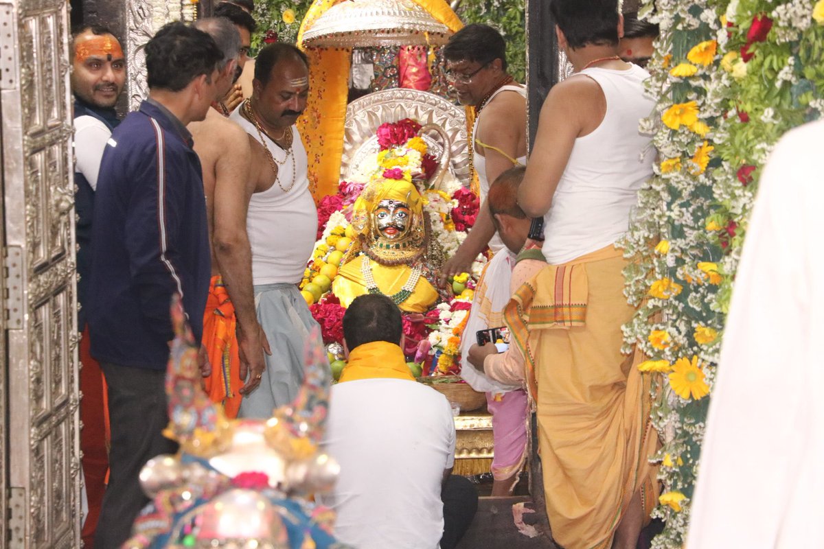 श्री राहुल गांधी जी के साथ आदरणीय कमलनाथ जी एवं प्रदेश के वरिष्ठ नेताओं ने उज्जैन में बाबा महाकाल जी के दर्शन कर पूजा- अर्चना की एवं देशवासियों-प्रदेशवासियों की खुशहाली, समृद्धि एवं उन्नति की कामना की।

जय श्री महाकाल 🙏