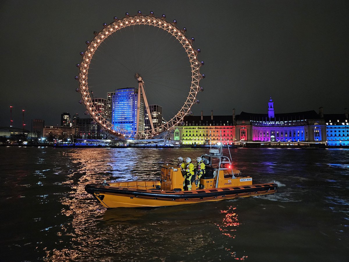 Last night @TheLondonEye was lit up yellow to celebrate the RNLI’s 200th anniversary. And of course we were on hand to capture the moment with the night’s duty crew - Steve King, Craig Burn, Paul Tattam and Conor Hudson - on lifeboat E-07 Hurly Burly.