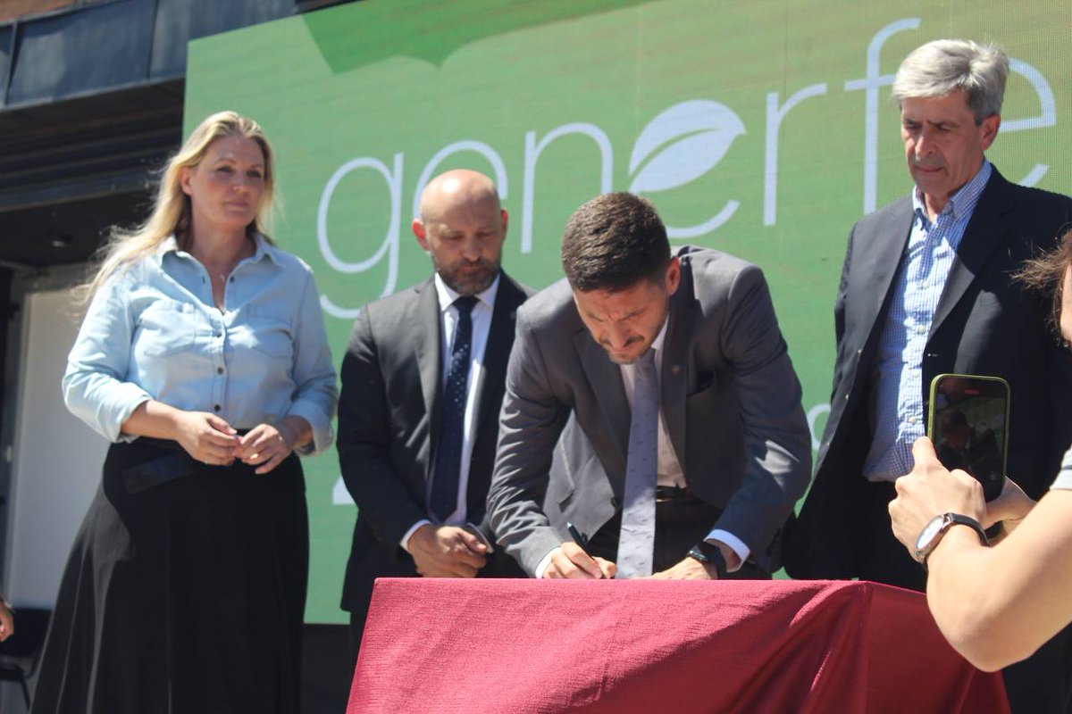 epeoficial's tweet image. #Generfe es un programa del Gobierno provincial que busca mejorar el servicio eléctrico a partir de la incorporación de energías renovables y promueve el desarrollo sostenible mediante el aprovechamiento de energías limpias. santafe.gob.ar/noticias/notic…