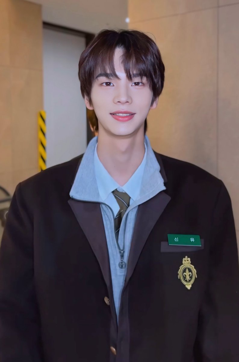 shinyuarchive's tweet photo. HOW CAN SOMEONE LOOK SO GOODDD
#SHINYU #TWS #신유 https://t.co/nVcnRgds9Y