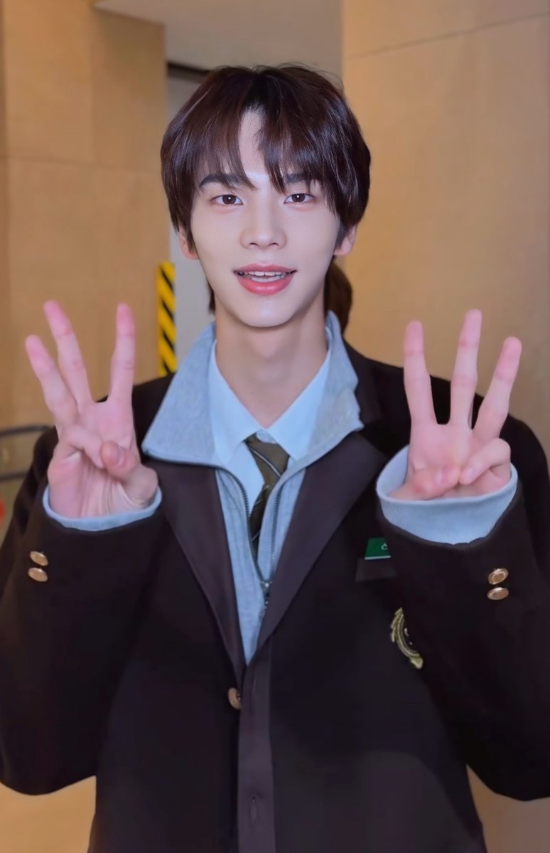 shinyuarchive's tweet photo. HOW CAN SOMEONE LOOK SO GOODDD
#SHINYU #TWS #신유 https://t.co/nVcnRgds9Y