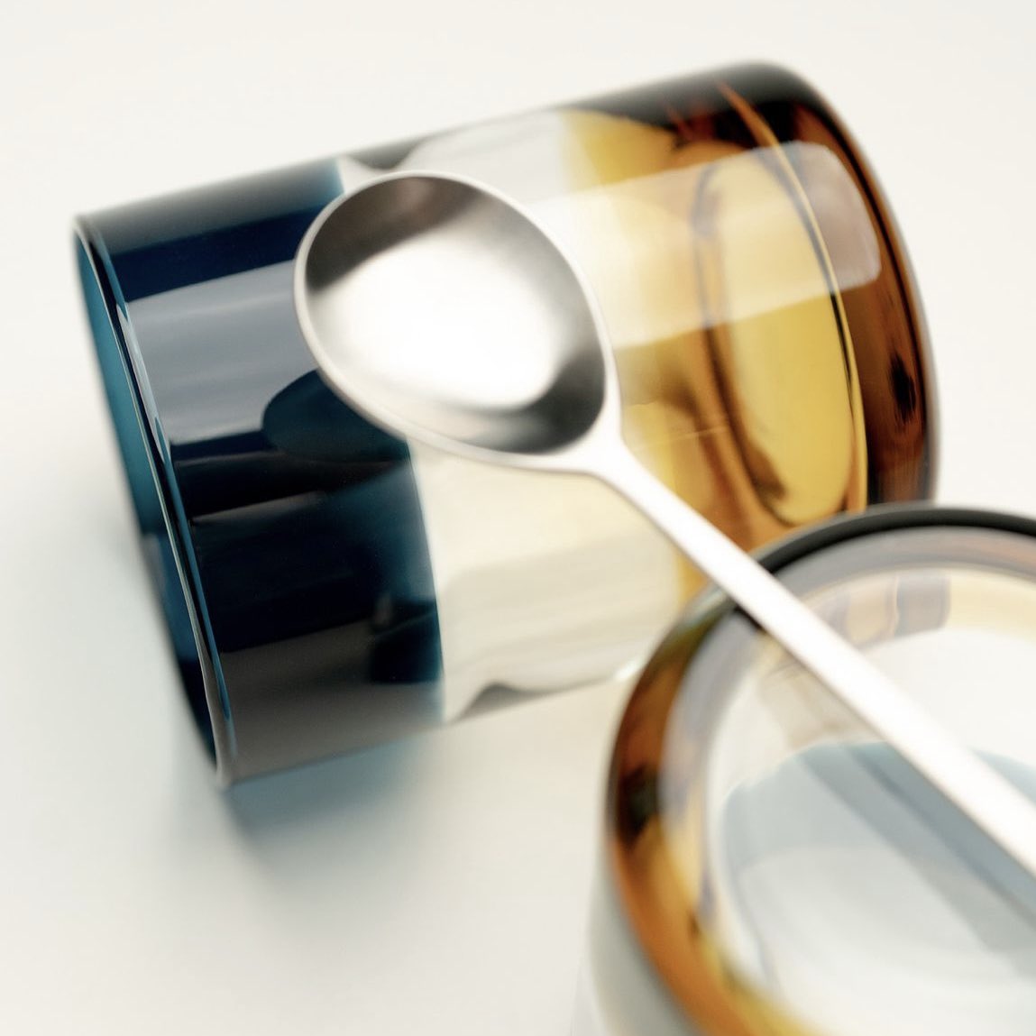 Our blue and amber ombre tumbler is expertly hand blown by experts in Thailand, employing innovative techniques to achieve its distinctive ombré effect.
theconranshop.com/collections/gl…
#glassware #london