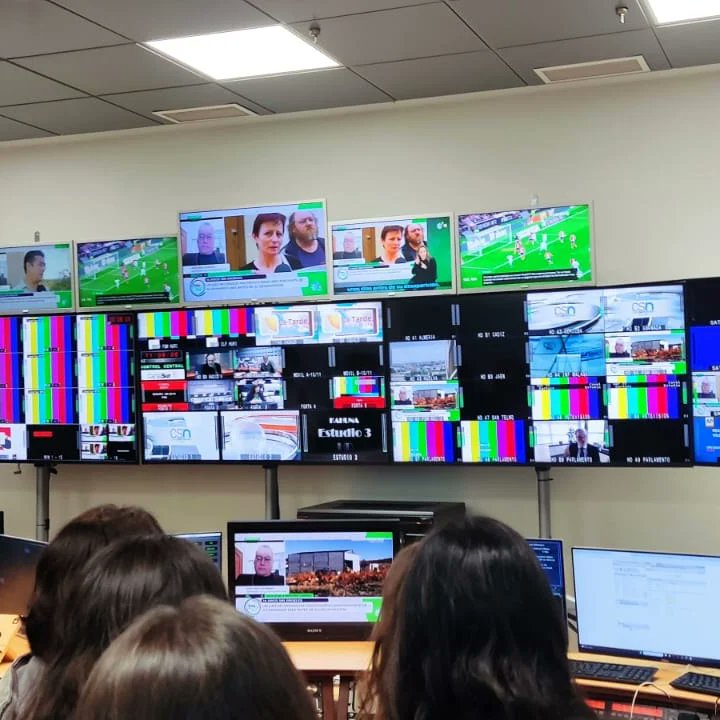 Alumnos de 4 ESO de Cine y 1º BACH Artes de Patrimonio, visitan <a href="/canalsurtv/">canalsurysusinicios</a> y Sevilla con @auladecine. Recorrieron platós en Canal Sur y exploraron monumentos sevillanos. ¡Día intenso y productivo!