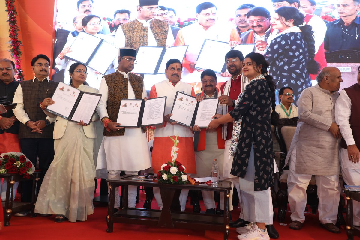 प्रतिभाओं से आगे बढ़ता अपना मध्यप्रदेश

मुख्‍यमंत्री डॉ. मोहन यादव ने आज भोपाल के लाल परेड ग्राउंड से मध्‍यप्रदेश के विभिन्‍न विभागों में चयनित 8837 नवनियुक्‍त अभ्‍यर्थियों को नियुक्ति पत्र प्रदान किए एवं सभी को उज्‍ज्‍वल भविष्‍य के लिए शुभकामनाएं दीं। 

<a href="/DrMohanYadav51/">Dr Mohan Yadav</a>