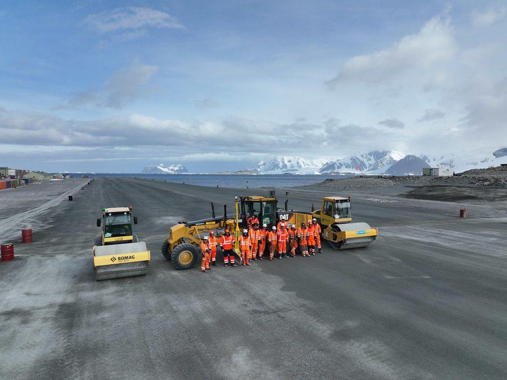 Antarctic Runway is upgraded to support UK hub for polar science orlo.uk/P4lwI Picture: The modernisation team standing on the recently upgraded runway at Rothera Research Station in Antarctica – Credit: Jake Martin, BAS.