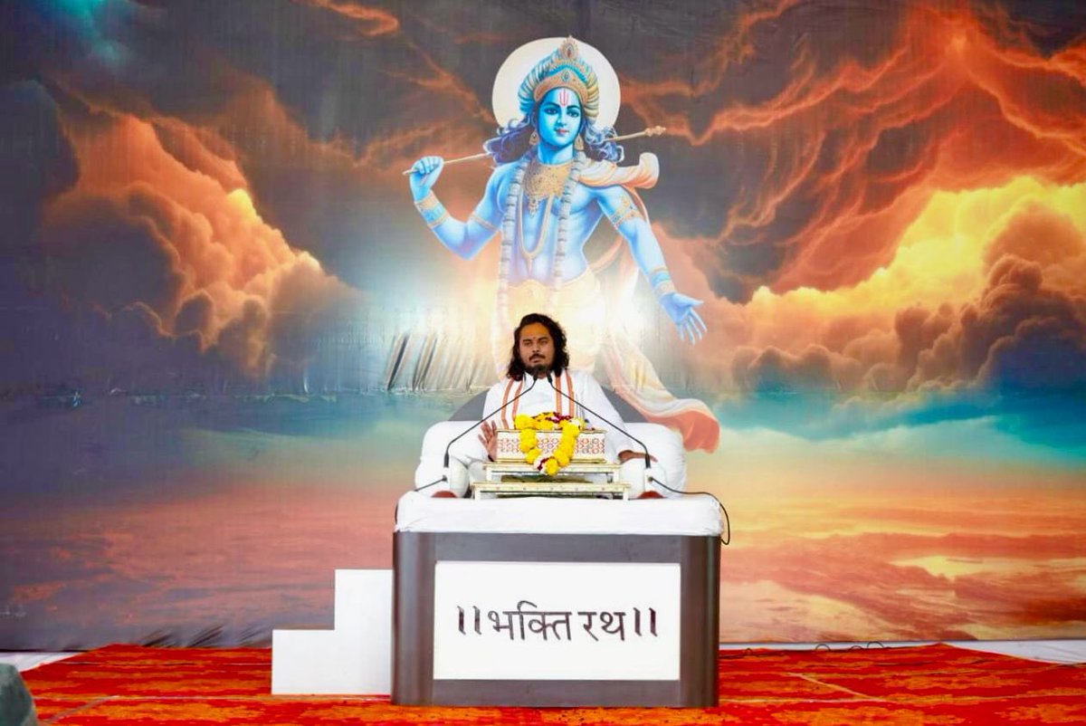 shree_abhaydas's tweet image. मरूधरा मारवाड़ बाड़मेर की भूमि हो एवं कथा का यजमान परिवार देवासी हो फिर शोभायात्रा में ऊंट की सवारी ना हो तो बात ही ना बने।

बड़े दिनों बाद फिर से धोरों के बीच ऊंचे रेतीले टीलों की गोद में कथा करने का सौभाग्य प्राप्त हुआ , भला ऐसे मैं रथ की सवारी किसे भाऐ….
#marwar #barmer