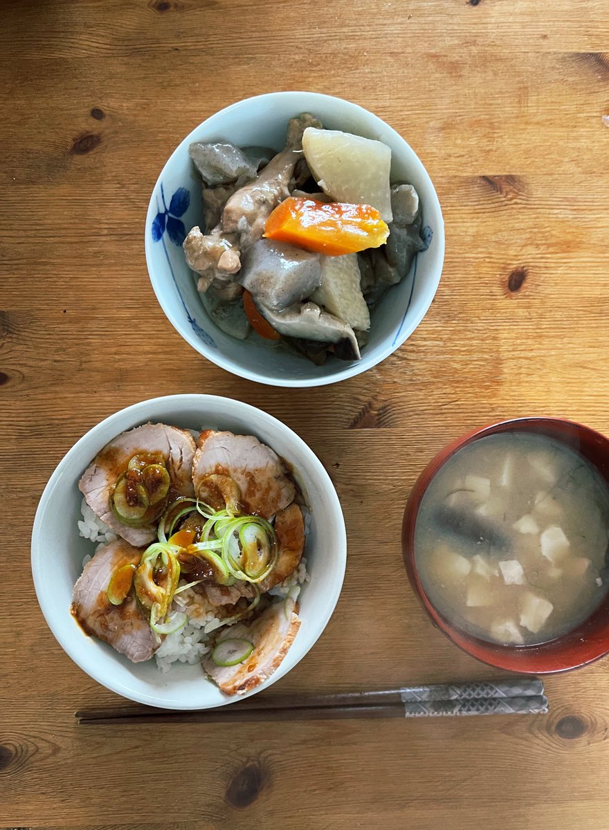 豚肩ロースかたまり肉で、
焼豚手作りしてみました。
タレはコチュジャン入れて甘辛に☺︎
おいしい✨でももう作らないかな笑
#チャーシュー　#焼豚　#おうちごはん