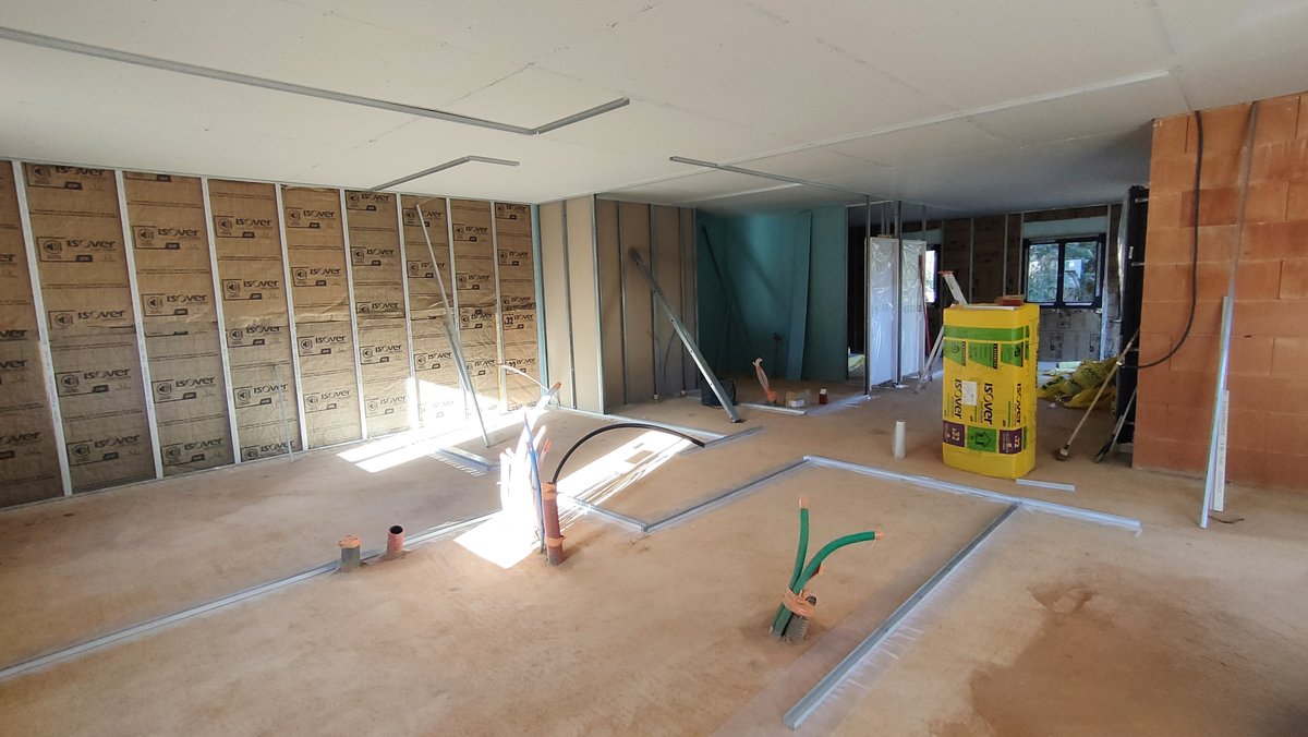 🚧 | 𝐜̧𝐚 𝐚𝐯𝐚𝐧𝐜𝐞 𝐚̀ 𝐂𝐚𝐡𝐨𝐫𝐬 !
👉 Plâtrerie et implantation des cloisons en cours sur ce chantier suivi par notre agence de Cahors !
🏠 La maison : 135m² avec grande pièce de vie, 2 chambres dont 1 avec dressing, buanderie, cellier, bureau et atelier.